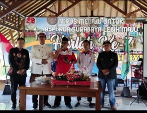 Pemotongan tumpeng  HUT ke 7 Asperda DPC Kota Surabaya
