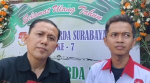 Kiri baju Hitam Yanuar Wakil Ketua Asperda DPC Kota Surabaya saat wawancara
