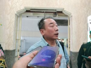 Jhony Poernomo Direktur PT Gedung Berkat Damai Sejahtera saat wawancara dengan awak media