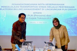 Penandatangan MoU antara PT PLN (Persero) dan PT GoTo Gojek Tokopedia Tbk. terkait Pengelolaan Transportasi Dinas Melalui Penyediaan Platform Billing Management di Lingkungan PLN Group yang dilakukan oleh Executive Vice President Umum dan Aset Properti PLN, Arsyadany Ghana Akmalaputri (kanan) dengan Chief Public Policy and Government Relations GoTo, Ade Mulya (kiri) di Kantor Pusat PLN, Jakarta, Kamis (30/05). 