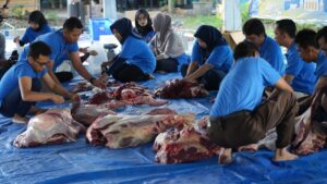 Bentuk Rasa Syukur dan Keikhlasan Dengan Berbagi Kepada Warga Sekitar