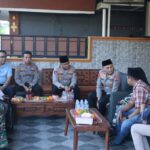 Wakapolda Jatim Didampingi Kapolres Takziah di Keluarga Pahlawan Buruh di Gresik